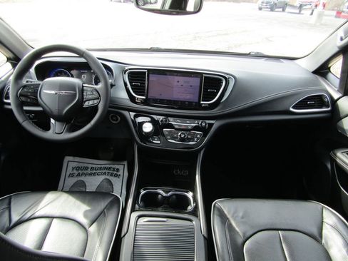 Used 2025 Chrysler Pacifica Limited FWD image 15