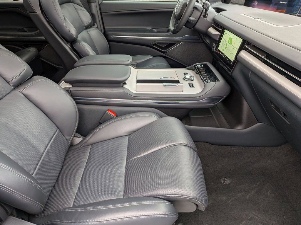New 2025 Lincoln Navigator Reserve w/ Jet Appearance Package AWD/4WD image 30