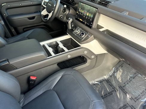 Used 2025 Land Rover Defender 130 S image 32