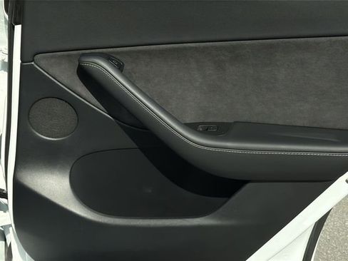 Used 2022 Tesla Model Y Long Range image 37