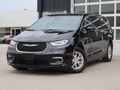 Used 2025 Chrysler Pacifica Select FWD image 3