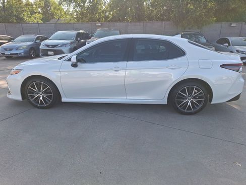 Used 2024 Toyota Camry XLE FWD image 3