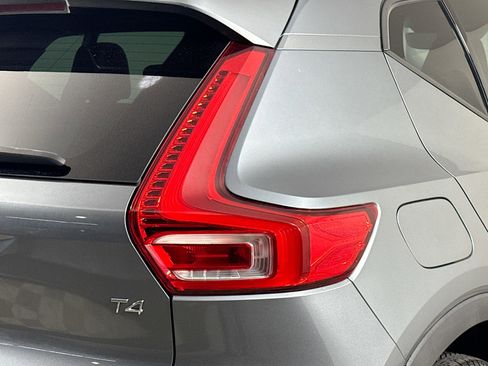 Used 2019 Volvo XC40 T4 Momentum image 34