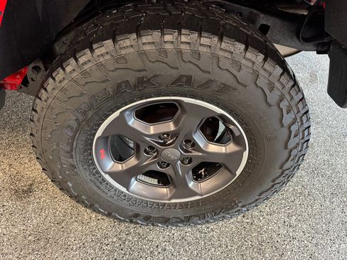 Used 2016 Jeep Wrangler Unlimited Sahara w/ Connectivity Group image 16