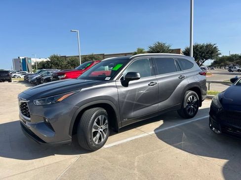 Used 2022 Toyota Highlander XLE AWD/4WD image 7
