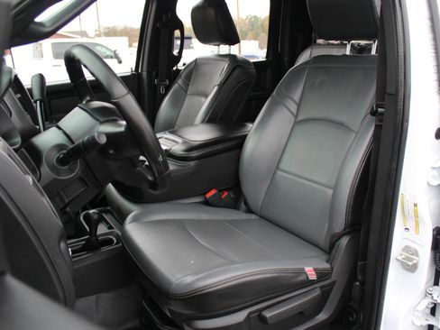 Used 2024 RAM 2500 Tradesman w/ Chrome Appearance Group image 17