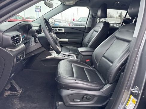 Used 2023 Ford Explorer XLT w/ Equipment Group 202A image 9