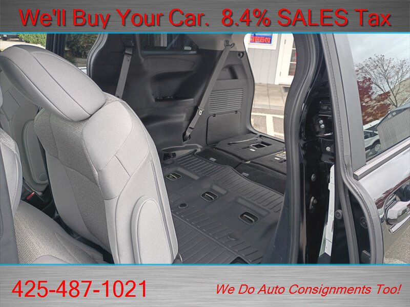 Used 2025 Toyota Sienna LE FWD image 19