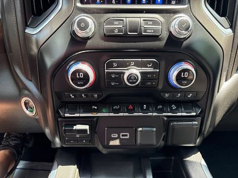 Used 2022 GMC Sierra 2500 AT4 w/ AT4 Preferred Package AWD/4WD image 16