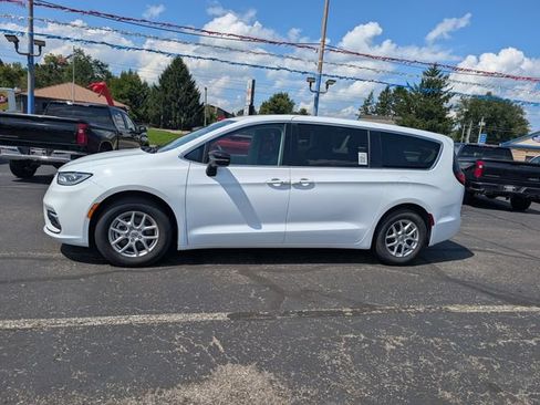 Used 2024 Chrysler Pacifica Touring-L FWD image 4
