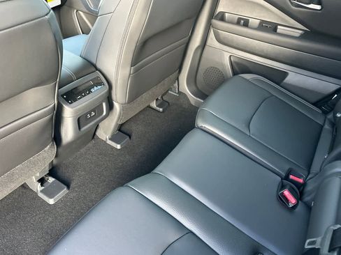 New 2025 Nissan Pathfinder SL image 5