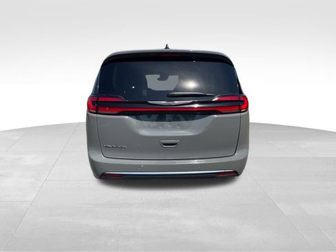 Used 2023 Chrysler Pacifica Touring-L image 6