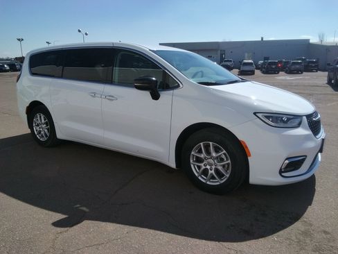 Used 2024 Chrysler Pacifica Touring-L image 4