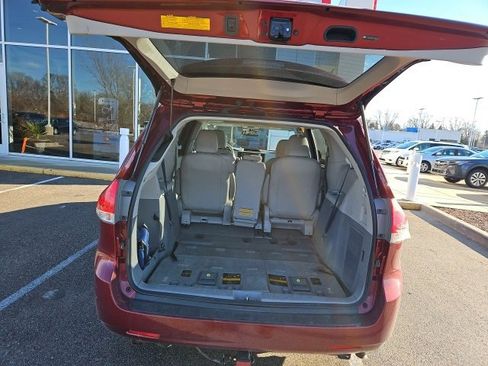 Used 2013 Toyota Sienna XLE image 15