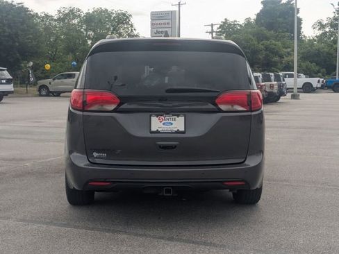 Used 2020 Chrysler Pacifica Touring-L FWD image 4