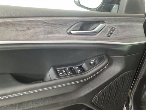 Used 2023 Jeep Grand Cherokee Limited image 10