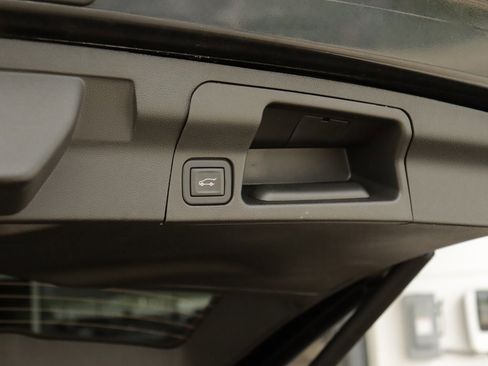 Used 2023 GMC Acadia SLE w/ Driver Convenience Package image 28