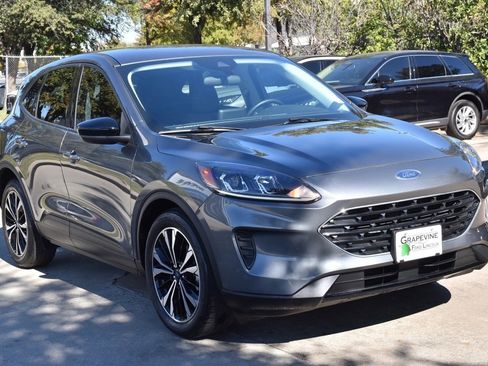 Used 2022 Ford Escape SE w/ SE Sport Appearance Package image 4