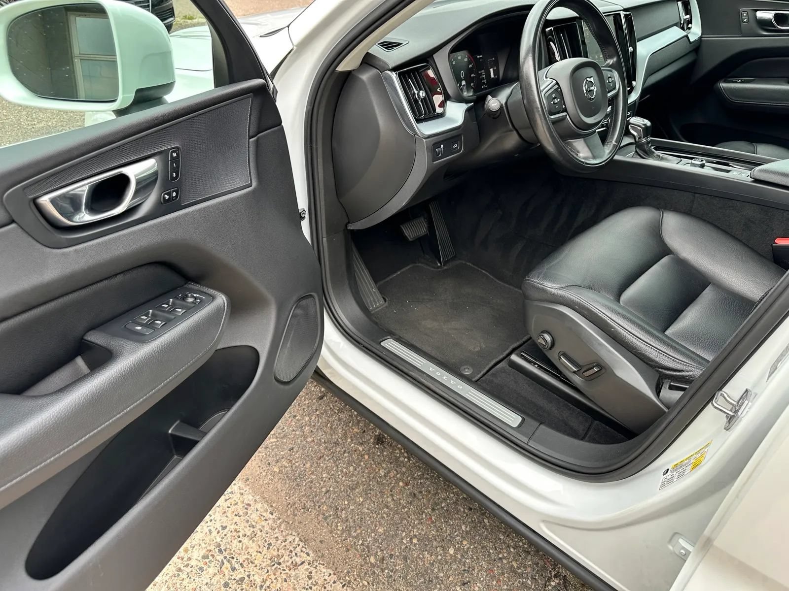 Used 2018 Volvo XC60 T5 Momentum w/ Vision Package AWD/4WD image 9