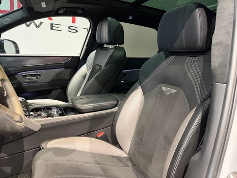 Used 2022 Bentley Bentayga AWD/4WD image 28