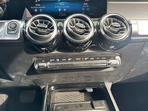 Used 2022 Mercedes-Benz GLB 250 w/ Premium Package Lite image 20