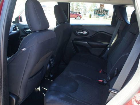 Used 2019 Jeep Cherokee Latitude w/ Popular Appearance Group image 10