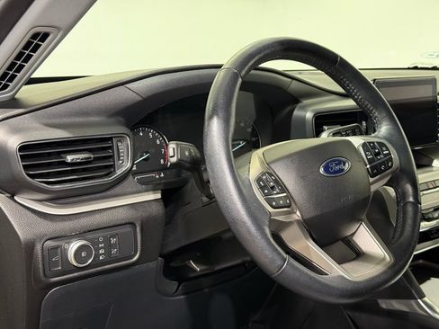 Used 2022 Ford Explorer XLT w/ Equipment Group 202A AWD/4WD image 17