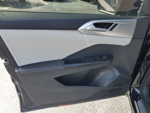 Used 2025 Volkswagen Taos SE w/ Panoramic Sunroof Package image 21