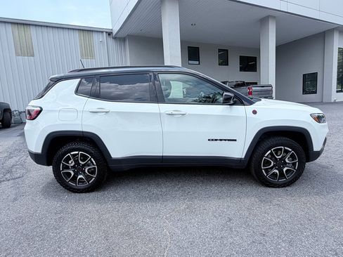 Used 2025 Jeep Compass Trailhawk AWD/4WD image 4
