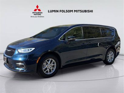 Used 2025 Chrysler Pacifica Select