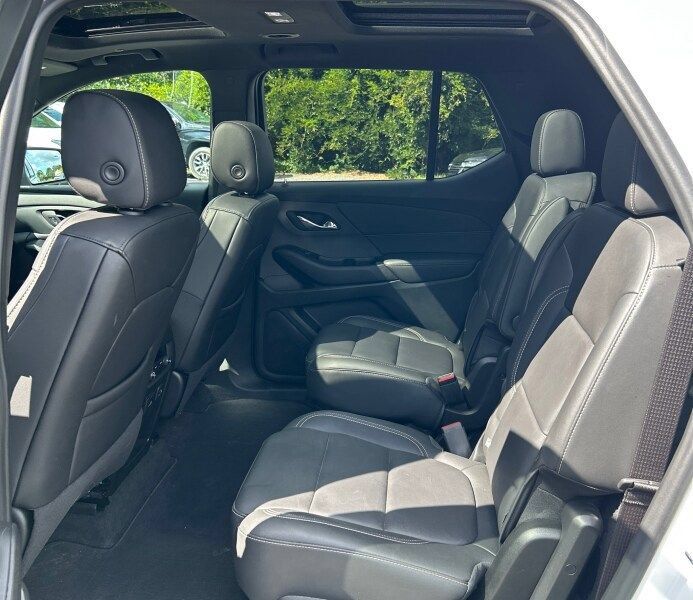 Used 2023 Chevrolet Traverse LT w/ LT Premium Package AWD/4WD image 9