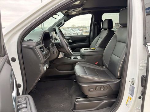 Used 2023 GMC Yukon SLT w/ SLT Premium Package image 11