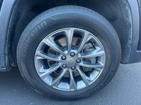 Used 2020 Jeep Cherokee Latitude Plus AWD/4WD image 4