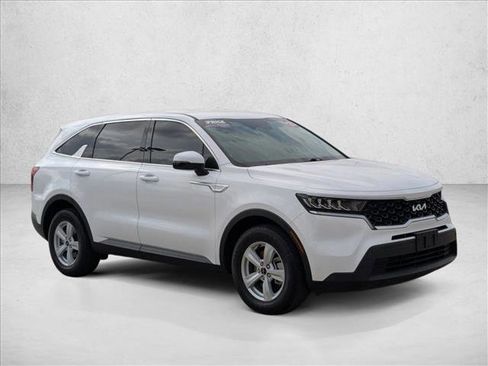 Used 2023 Kia Sorento LX image 3