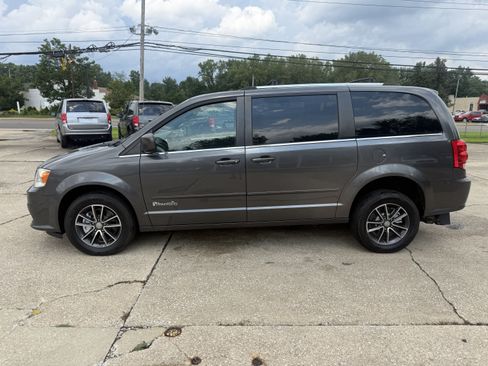 Used 2017 Dodge Grand Caravan SXT FWD image 6