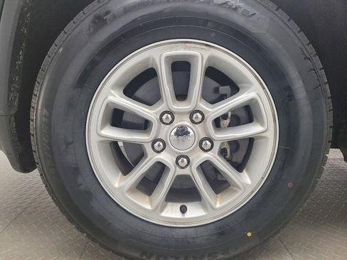 Used 2020 Jeep Grand Cherokee Laredo image 31