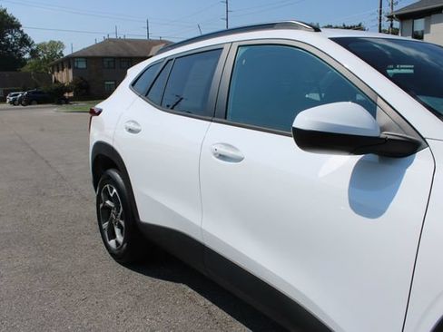 Used 2024 Chevrolet Trax LT w/ Driver Confidence Package FWD image 45