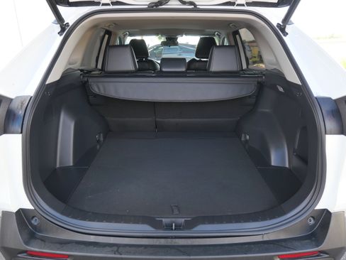 Used 2021 Toyota RAV4 XLE Premium image 8