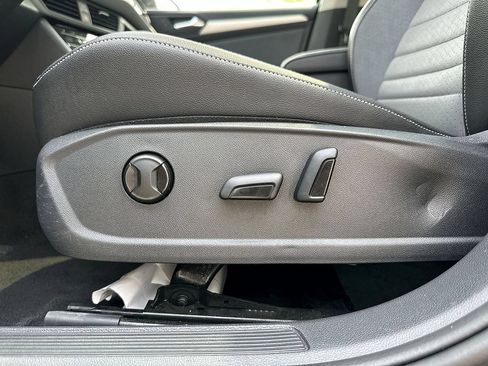Used 2025 Volkswagen Jetta SE FWD image 13