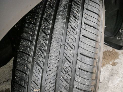 Used 2025 Toyota Highlander XLE image 12