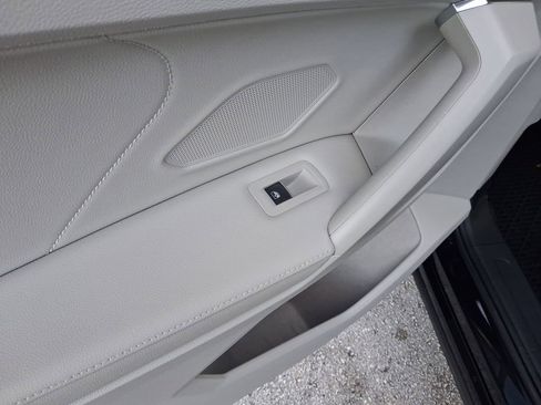 Used 2023 Volkswagen Tiguan SE R-Line image 12