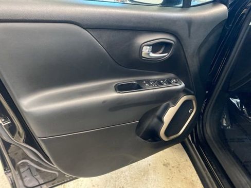 Used 2017 Jeep Renegade Limited image 13