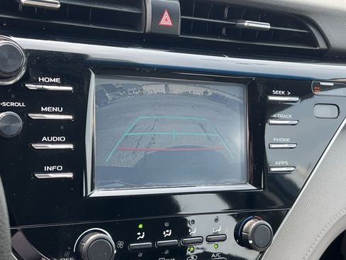 Used 2018 Toyota Camry FWD image 18