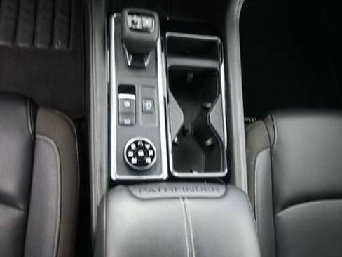 Used 2025 Nissan Pathfinder SL image 31