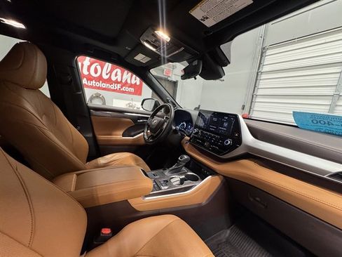 Used 2021 Toyota Highlander Platinum image 11