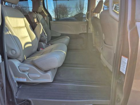 Used 2019 Toyota Sienna XLE image 14