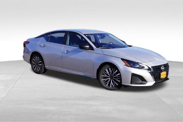 Used 2025 Nissan Altima 2.5 SV FWD image 2