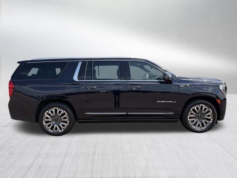 Used 2023 GMC Yukon XL Denali Ultimate AWD/4WD image 8