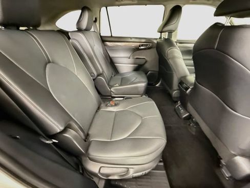 Certified 2024 Toyota Highlander Limited AWD/4WD image 31