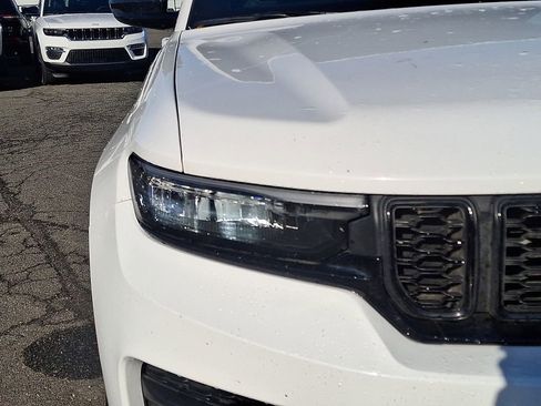 Used 2023 Jeep Grand Cherokee Altitude image 12